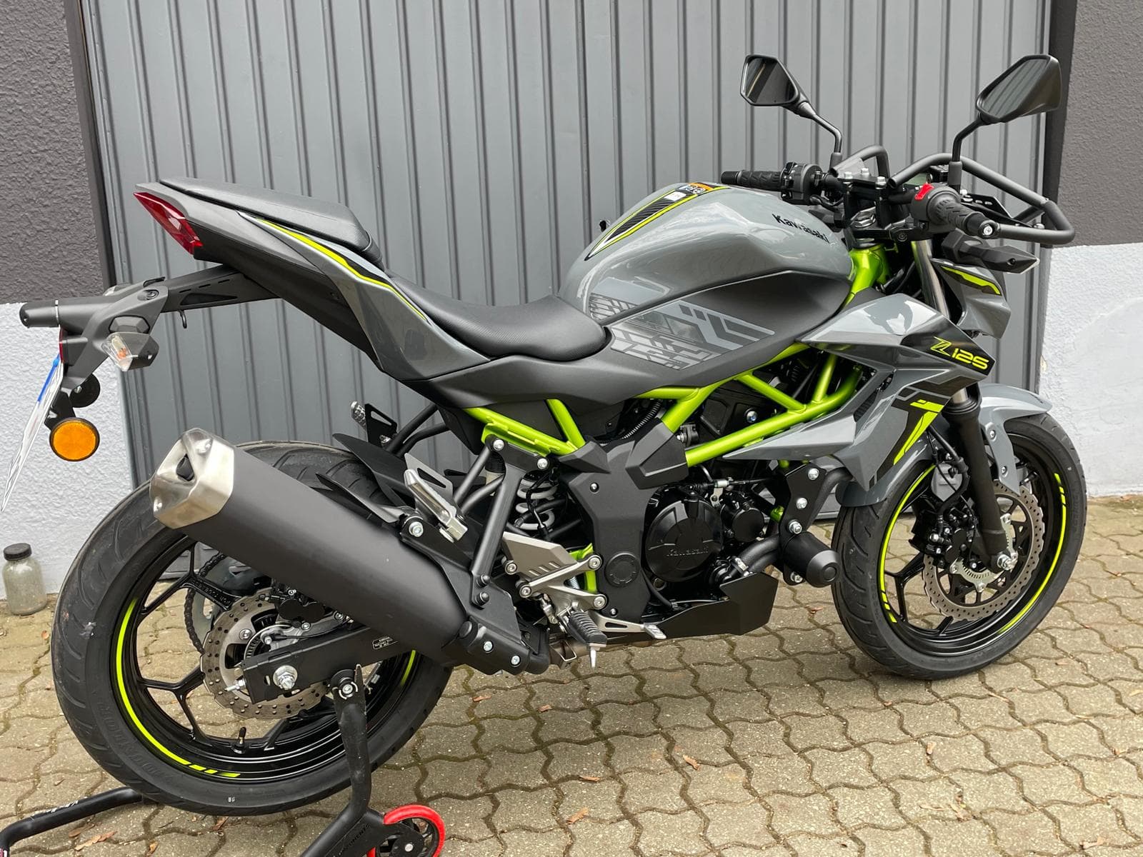 Kawasaki Z125 2x für Dich im Einsatz